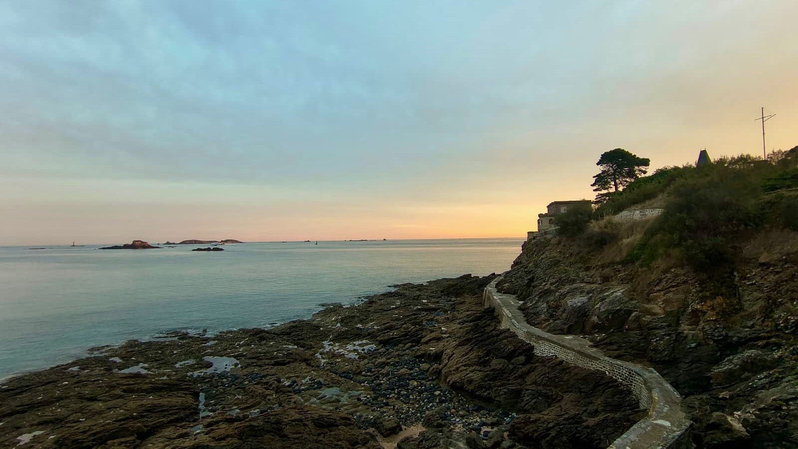 Le littoral de Dinard au coucher du soleil, où s'est tenu le séminaire de rentrée du CROS Bretagne